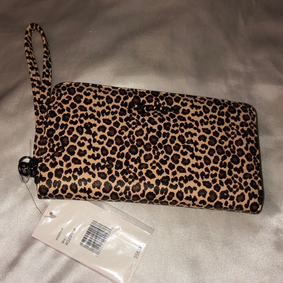 Betsey Johnson Leopard Print Faux Leather Zip Around Continental Wallet NWT - Picture 1 of 16